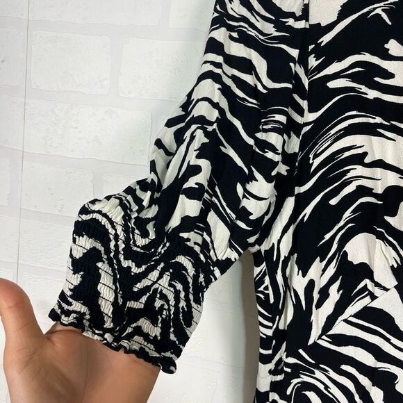 H&M Womens Puff Sleeve Creped Dress Size Medium Zebra Striped Dress - Picture 4 of 15